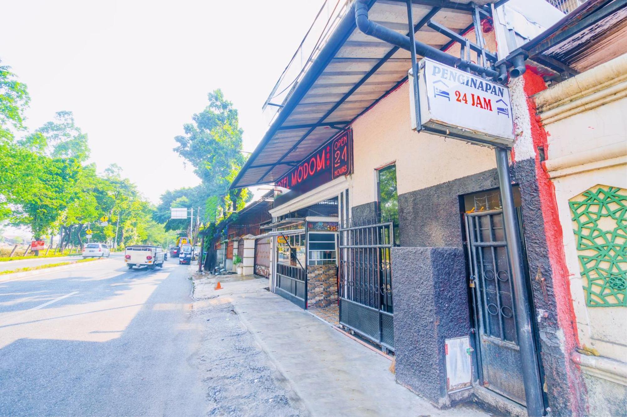 Oyo 93132 Modom Homestay Near Rs Islam Jakarta Pondok Kopi Exteriör bild