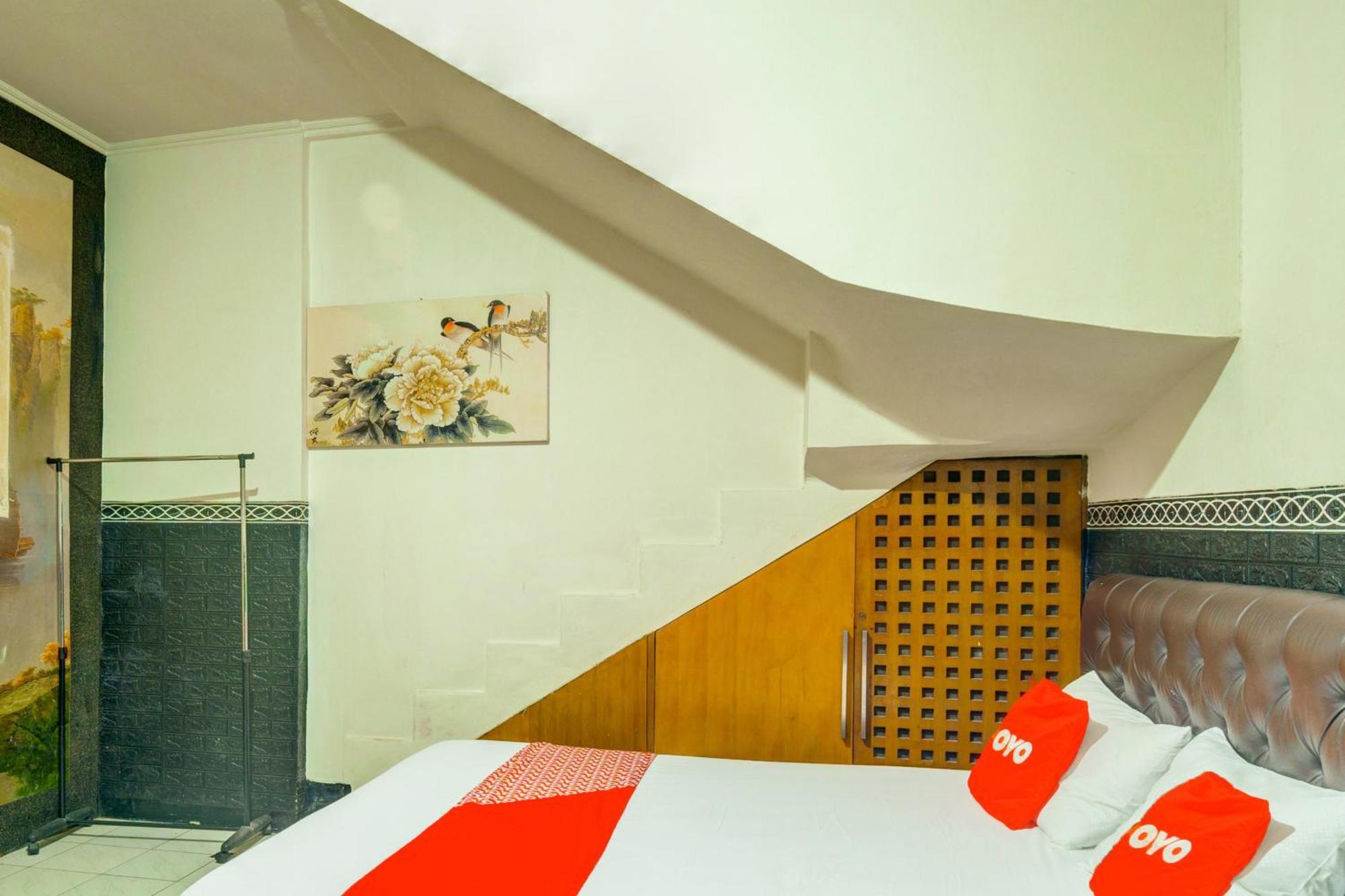 Oyo 93132 Modom Homestay Near Rs Islam Jakarta Pondok Kopi Exteriör bild