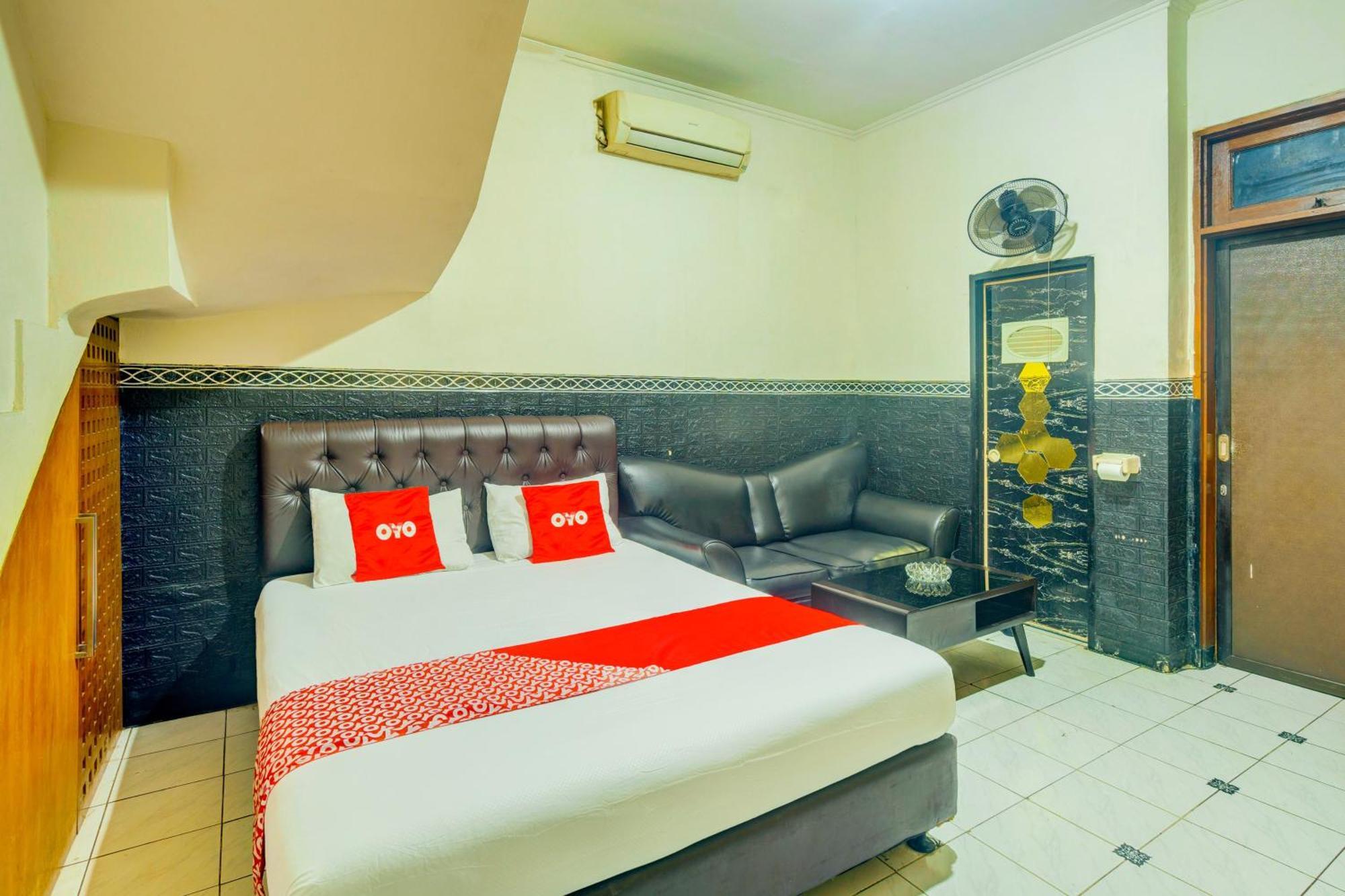 Oyo 93132 Modom Homestay Near Rs Islam Jakarta Pondok Kopi Exteriör bild
