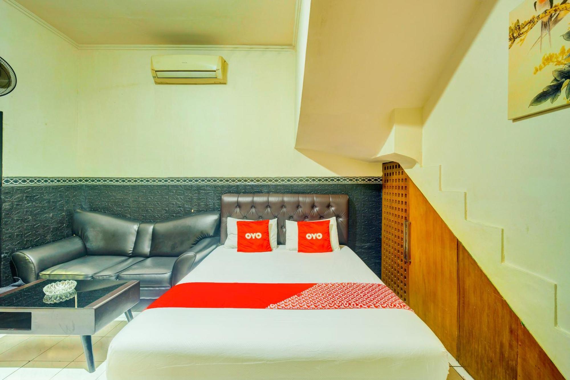 Oyo 93132 Modom Homestay Near Rs Islam Jakarta Pondok Kopi Exteriör bild