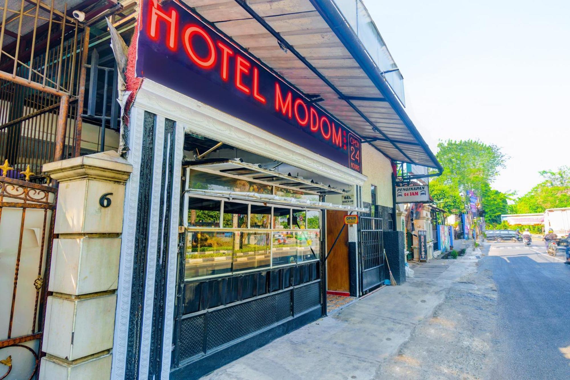 Oyo 93132 Modom Homestay Near Rs Islam Jakarta Pondok Kopi Exteriör bild