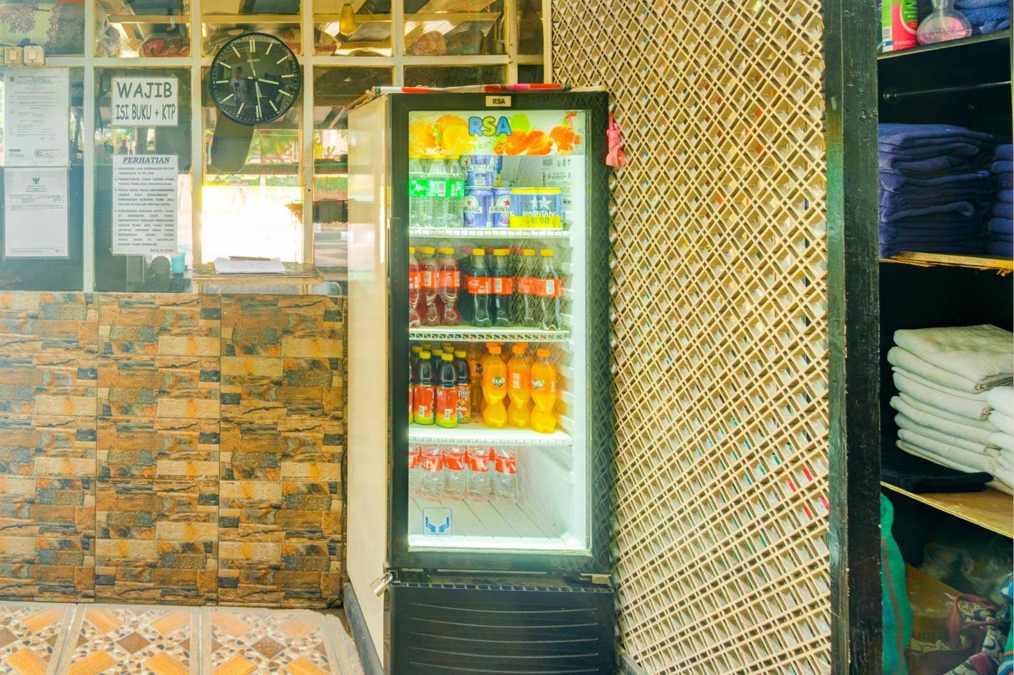 Oyo 93132 Modom Homestay Near Rs Islam Jakarta Pondok Kopi Exteriör bild