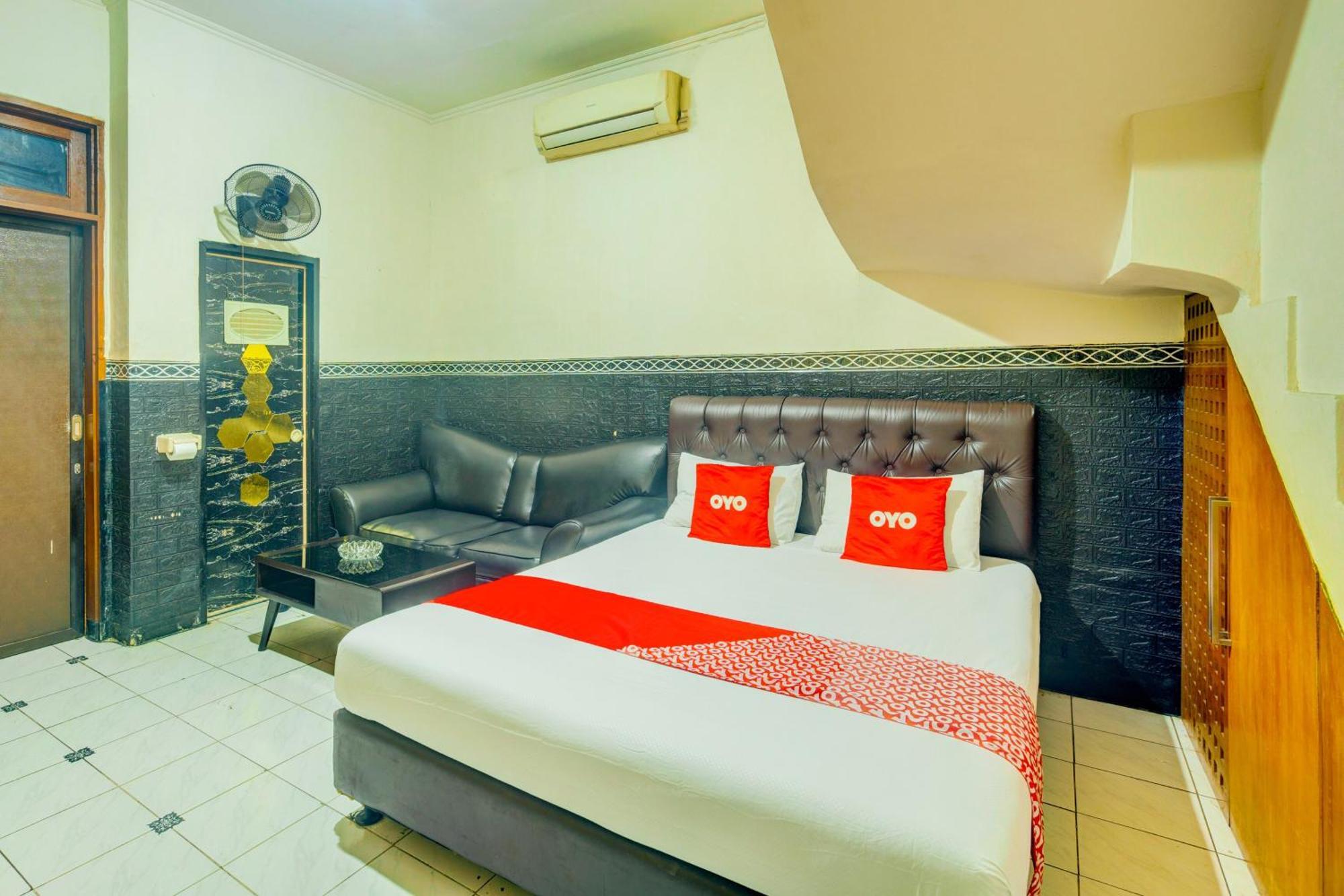 Oyo 93132 Modom Homestay Near Rs Islam Jakarta Pondok Kopi Exteriör bild