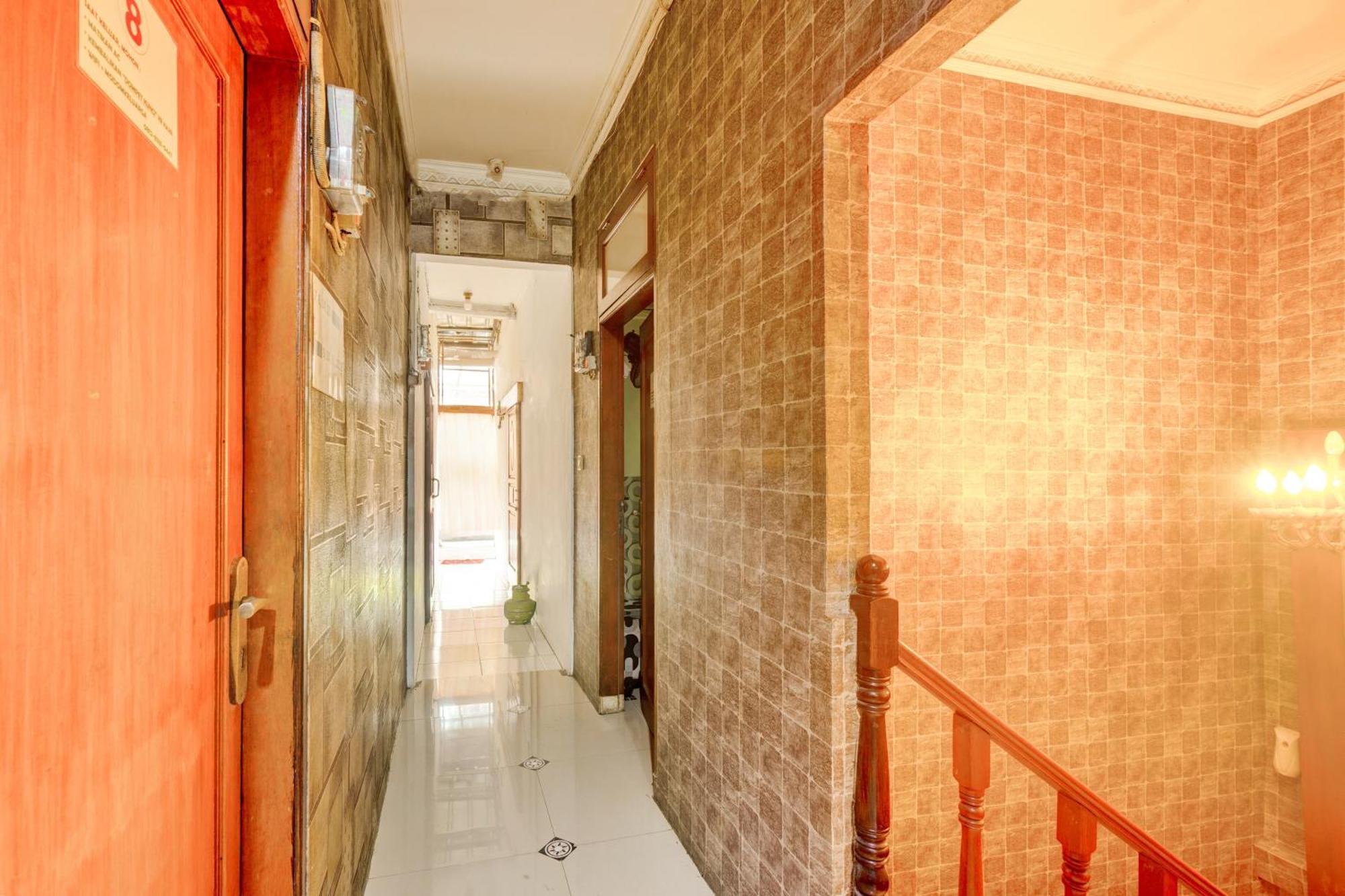 Oyo 93132 Modom Homestay Near Rs Islam Jakarta Pondok Kopi Exteriör bild